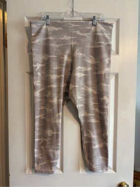 Athleta Elation Camo 7/8 Tight Leggings Size 2X Taupe Camouflage High Rise